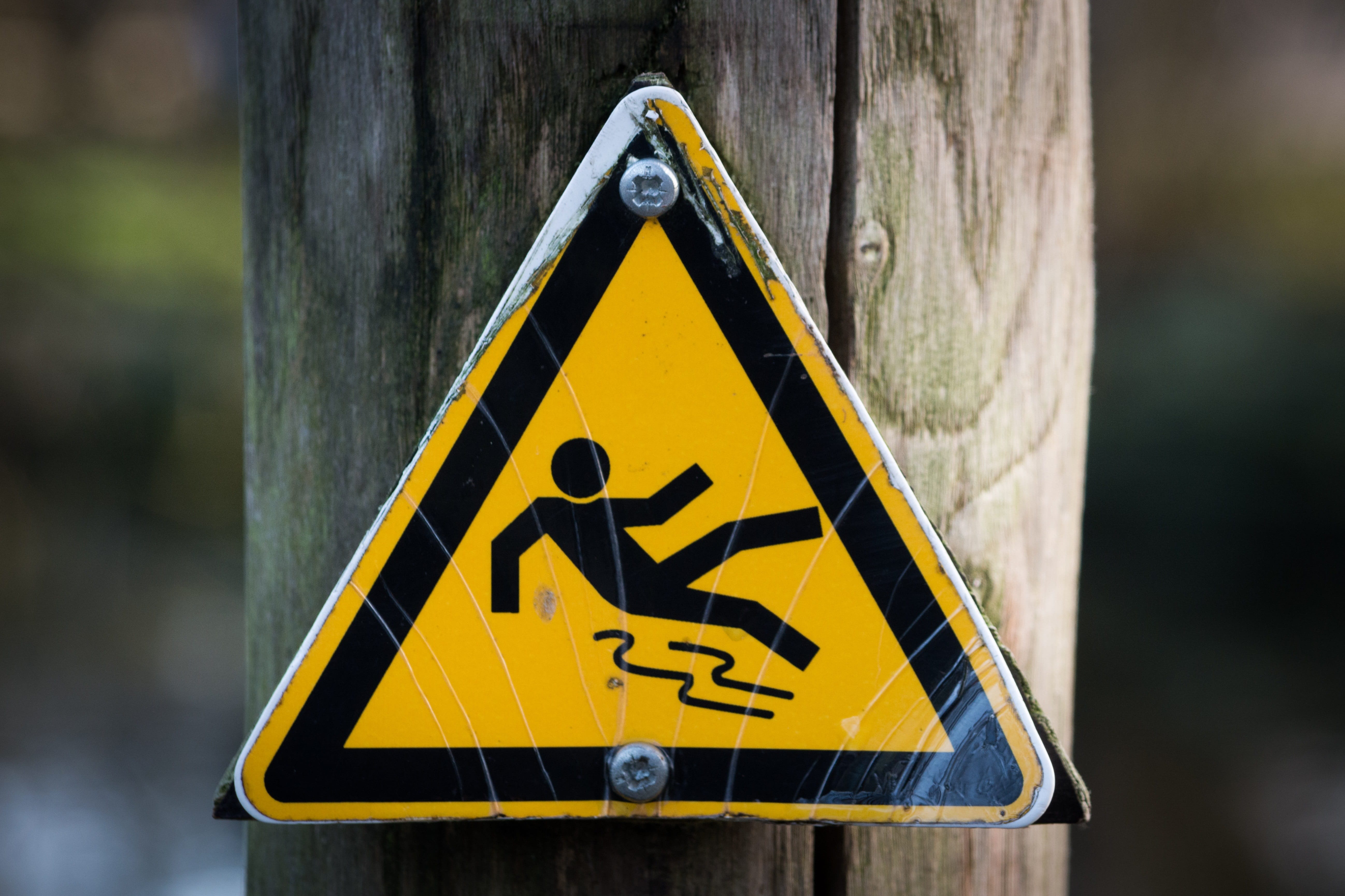 Fall hazard warning sign